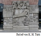 Sandsteinrelief stammt von dem Bildhauer Karl-Heinz Türk aus Nürtingen